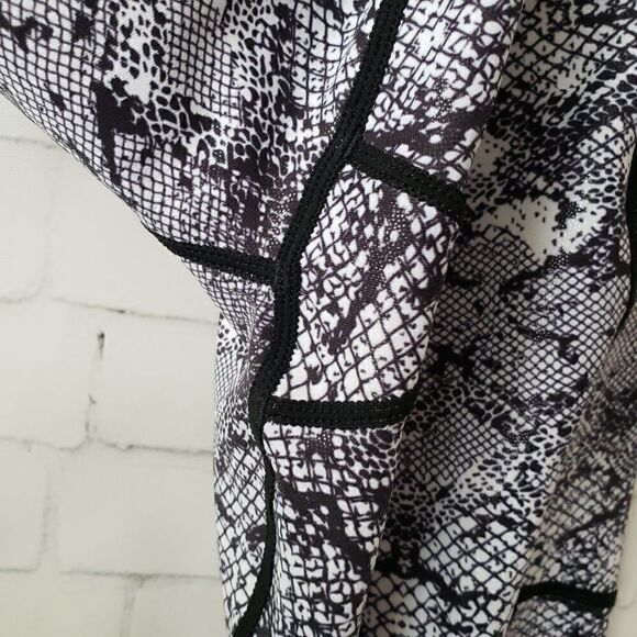 ZYIA Cobra Metallic Pocket Light N Tight High Rise Capri Size 2 Black White 20" - Picture 7 of 9